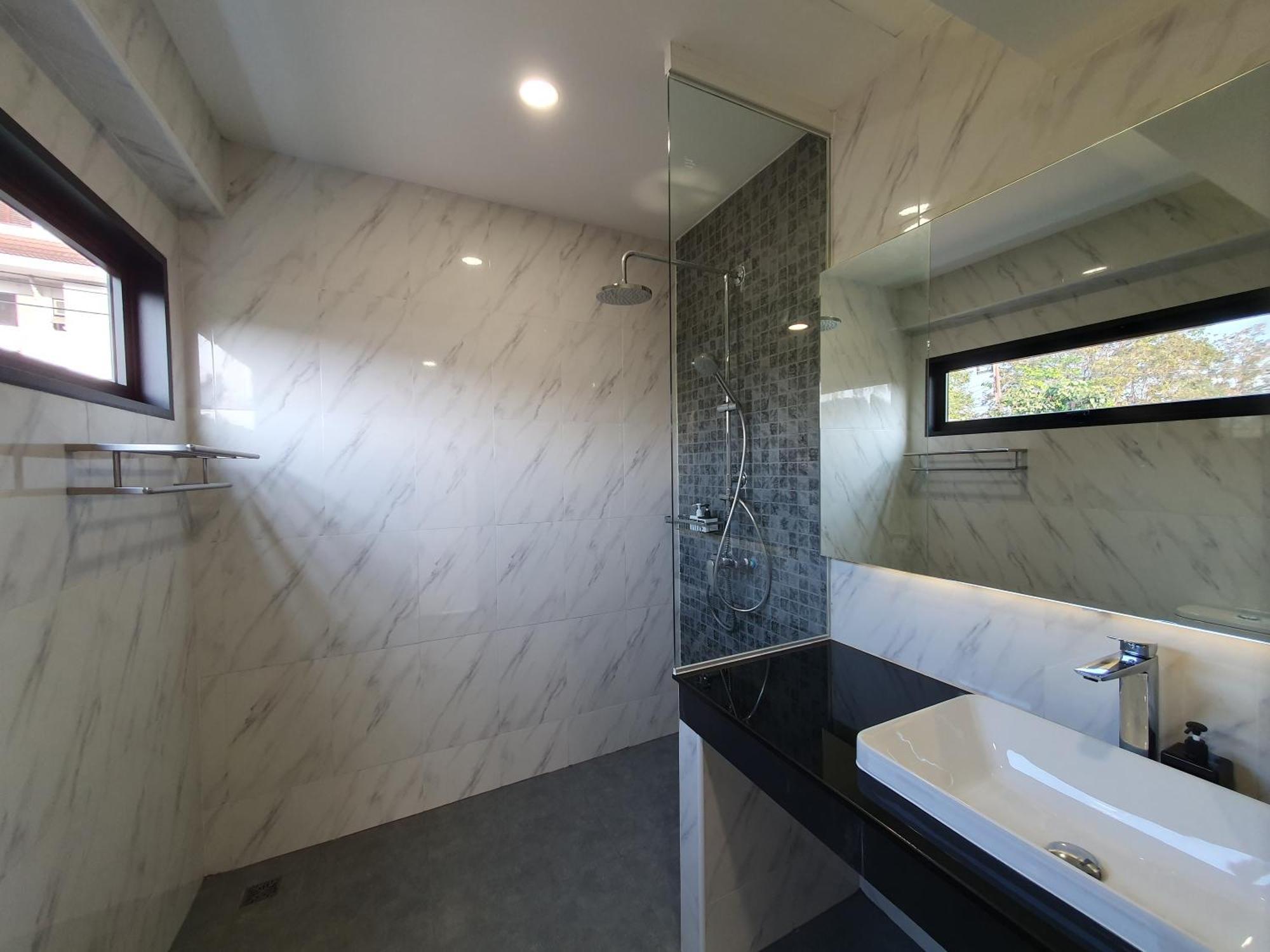 The Sila Suites - Intrawarorot Chiang Mai Buitenkant foto